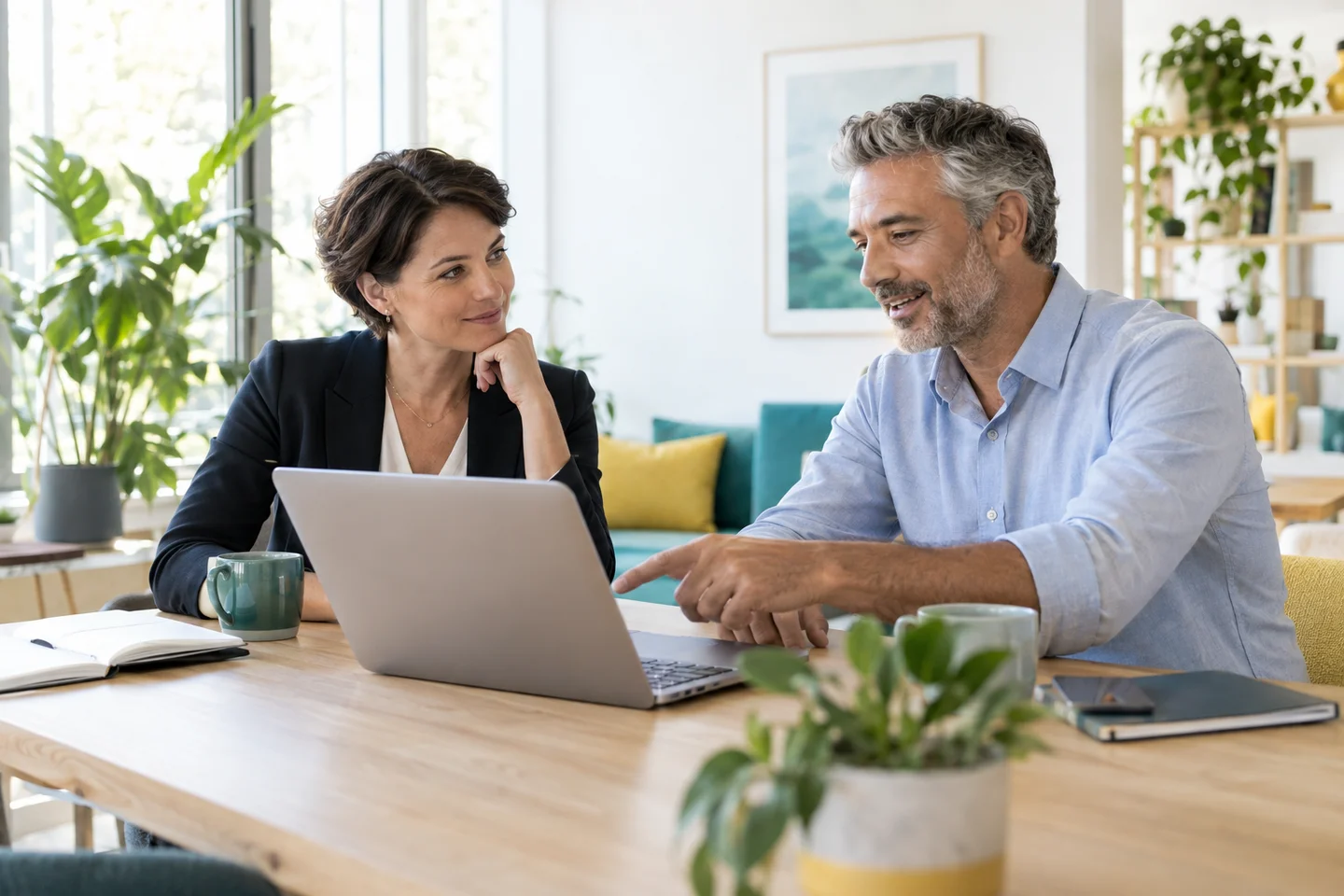 Zwei Personen besprechen gemeinsam eine digitale Lösung – KI-generiertes Symbolbild, keine novoSYS-Mitarbeitenden